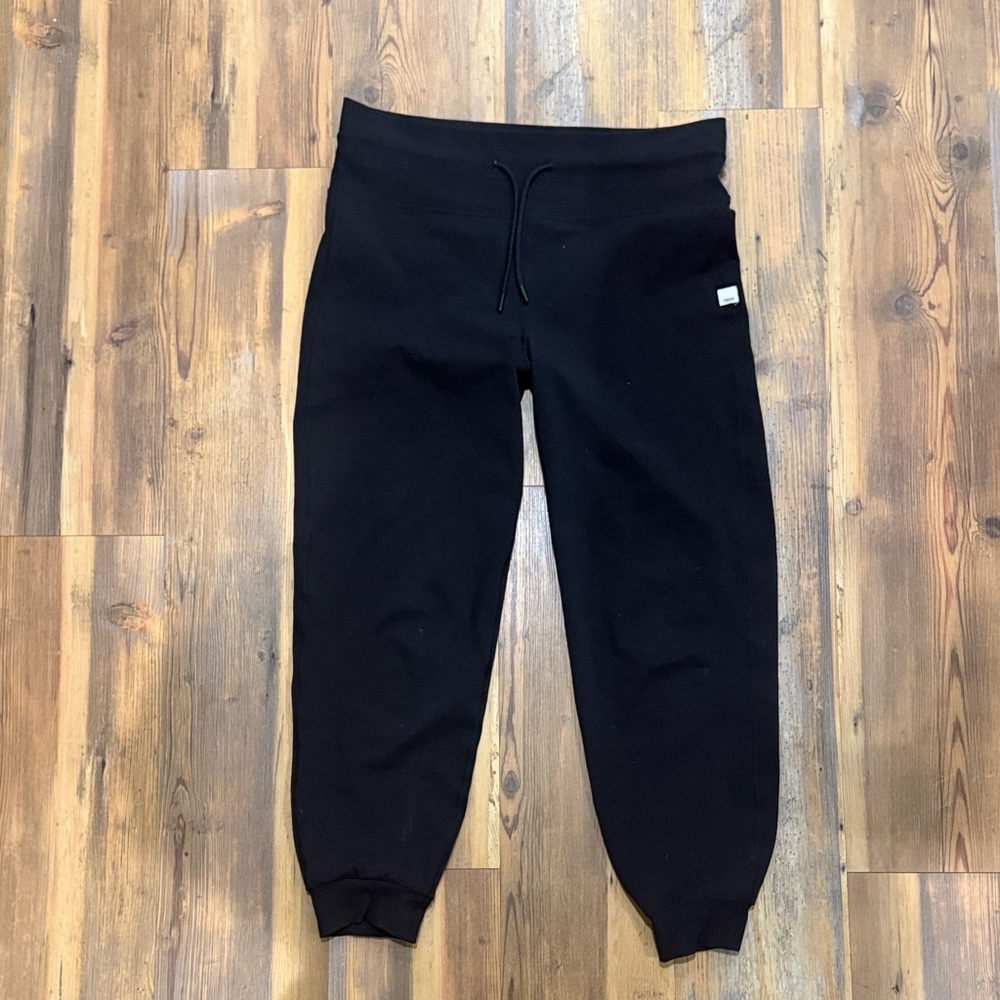 Black vuori daily jogger. Size large